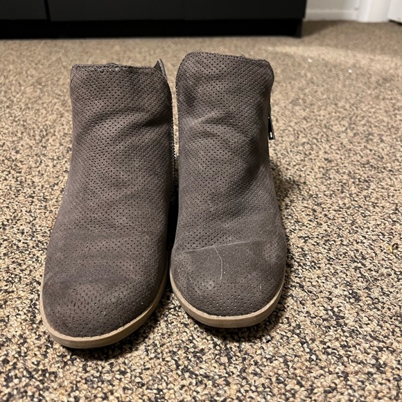 Universal Thread Booties - Picture 1 of 3